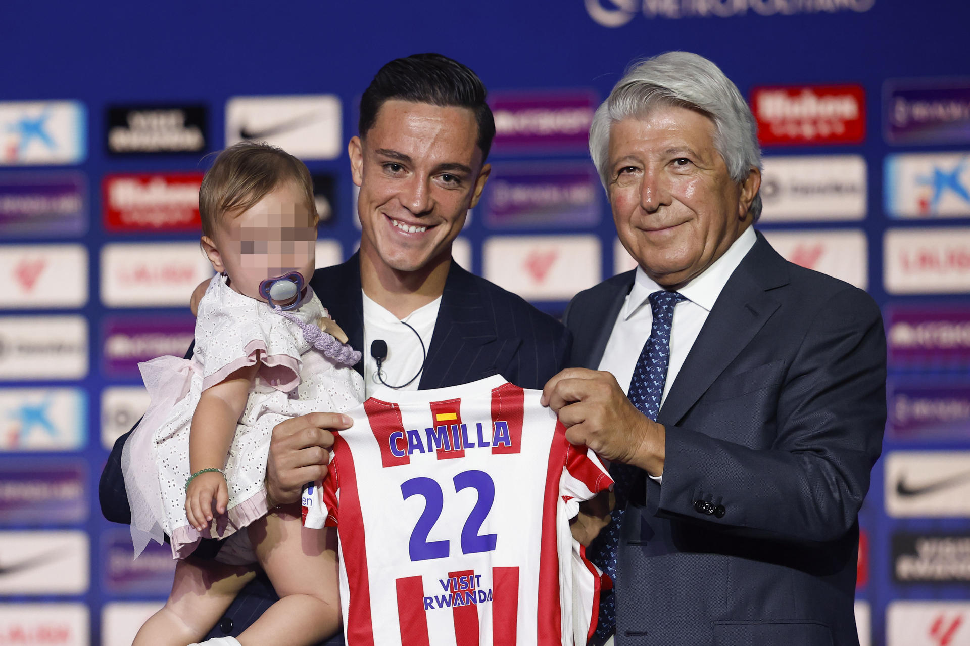 El nuevo jugador del Atlético de Madrid Giacomo Raspadori (c) junto a su hija Camilla (i) y el presidente del club, Enrique Cerezo (d), durante el acto de su presentación celebrado este miércoles en el Estadio Metropolitano. EFE/Chema Moya
