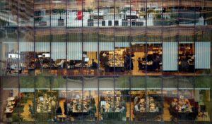 Imagen de archivo de un edificio de oficinas lleno de empleados. EFE/Alberto Estévez