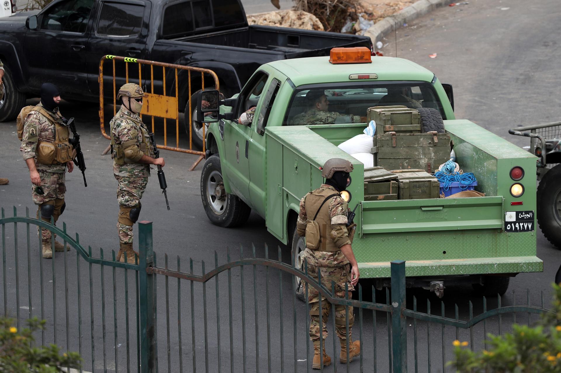 Soldados del ejército libanés se encuentran junto a un camión que transporta armas en el campamento de refugiados palestinos de Burj Barajneh, en el sur de Beirut, Líbano, el 29 de agosto de 2025. El ejército libanés recibió un nuevo lote de armas palestinas en el campamento de Burj Barajneh tras un acuerdo de desarme alcanzado en mayo de 2025. (Líbano) EFE/EPA/WAEL HAMZEH