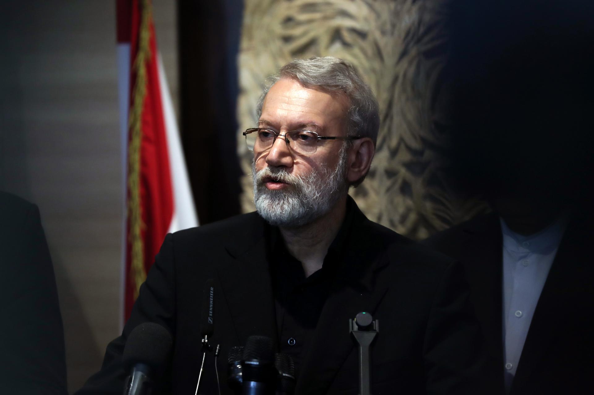 El Secretario del Consejo Supremo de Seguridad Nacional de Irán, Ali Larijani, ofrece una conferencia de prensa después de una reunión con el Presidente del Parlamento Libanés en Beirut, Líbano, 13 de agosto de 2025. Larijani está en Beirut para reunirse con altos funcionarios libaneses para discutir las relaciones bilaterales y el conflicto en curso entre Israel y Hezbolá. (Líbano, Hizbulá/Hezbolá) EFE/EPA/WAEL HAMZEH
