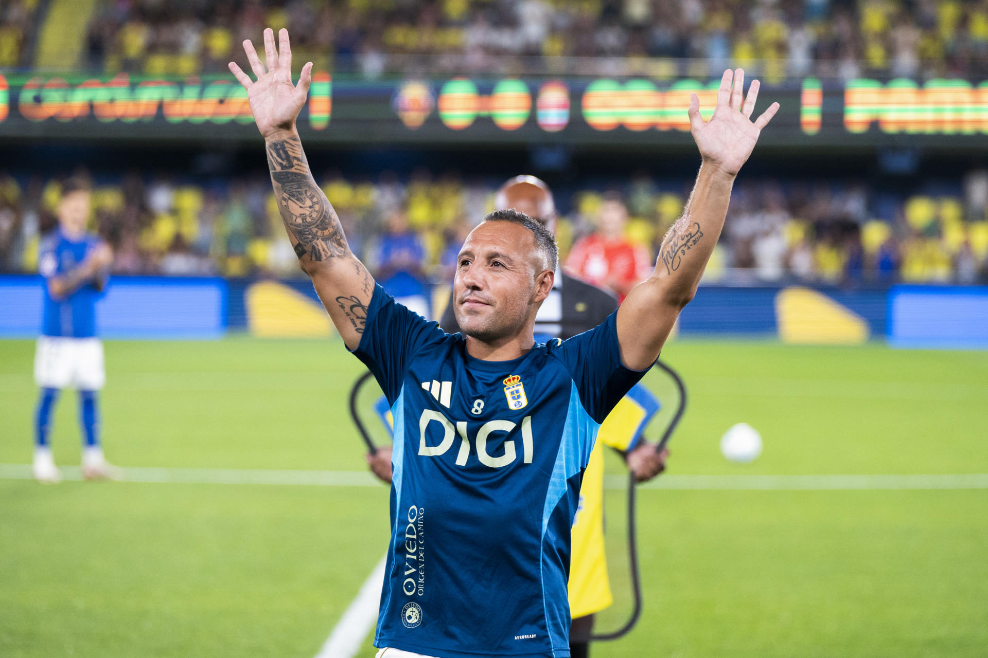 El Villarreal CF realiza un homenaje al centrocampista del Real Oviedo Santi Cazorla antes del partido de la primera jornada de LaLiga, que Villarreal CF y Real Oviedo, disputan este viernes en el estadio de La Cerámica. EFE/ Andreu Esteban