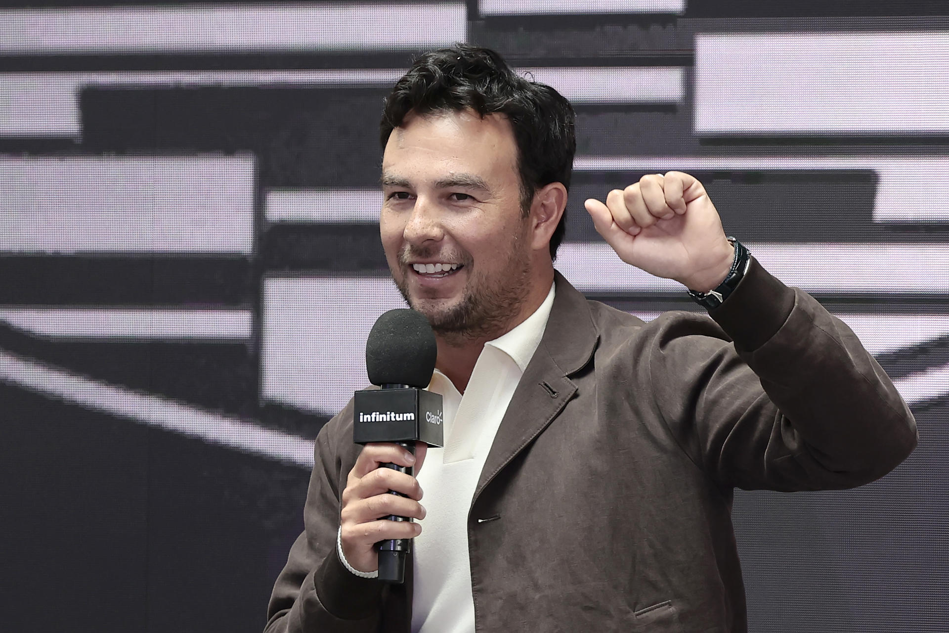 El piloto del equipo Cadillac de Fórmula 1, Sergio Pérez, habla durante una rueda de prensa este miércoles, en Ciudad de México (México). EFE/José Méndez