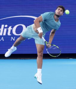 El español Carlos Alcaraz en acción contra el alemán Alexander Zverev en las semifinales del torneo de tenis Cincinnati, EE.UU. EFE/EPA/MARK LYONS