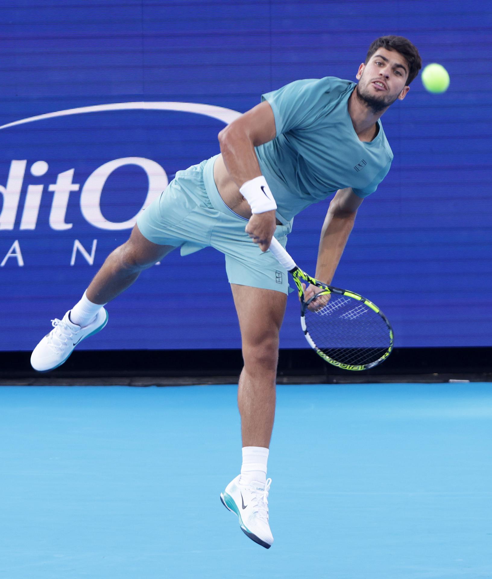 El español Carlos Alcaraz en acción contra el alemán Alexander Zverev en las semifinales del torneo de tenis Cincinnati, EE.UU. EFE/EPA/MARK LYONS