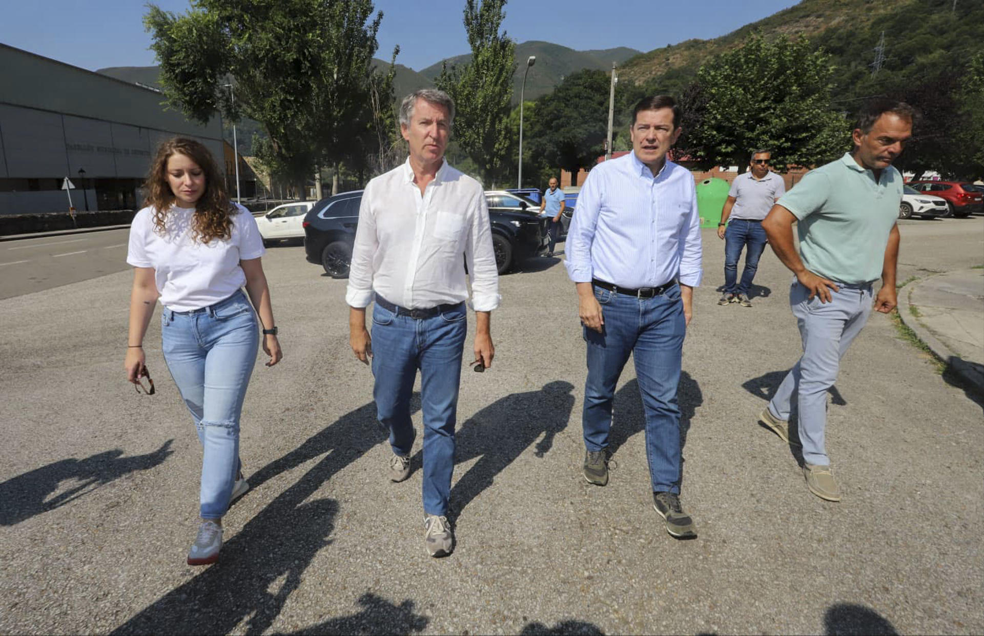 El líder del PP, Alberto Núñez Feijóo (2i), visita este viernes, acompañado del presidente de la Junta de Castilla y León, Alfonso Fernández Mañueco (2d), el puesto de mando avanzado de Palacios del Sil, en León. EFE/Ana F. Barredo
