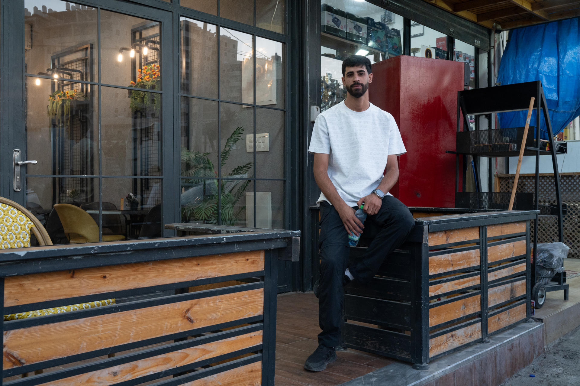 Mohammed Faroun, 26 años, comerciante afectado por órdenes de desalojo de Israel es Cisjordania ocupada, durante una entrevista con la Agencia EFE. EFE/ Magda Gibelli
