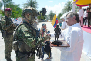 Fotografía cedida por la Presidencia de Colombia que muestra a su mandatario, Gustavo Petro (d), recibiendo la figura de un soldado durante un acto de conmemoración del aniversario de la Batalla de Boyacá este jueves, en Leticia (Colombia). EFE/Presidencia de Colombia/