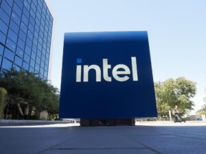 Fotografía de archivo, tomada el pasado 23 de julio, del logo de la compañía tecnológica estadounidense Intel, en su sede en Santa Clara (California, EE.UU.). EFE/John G. Mabanglo