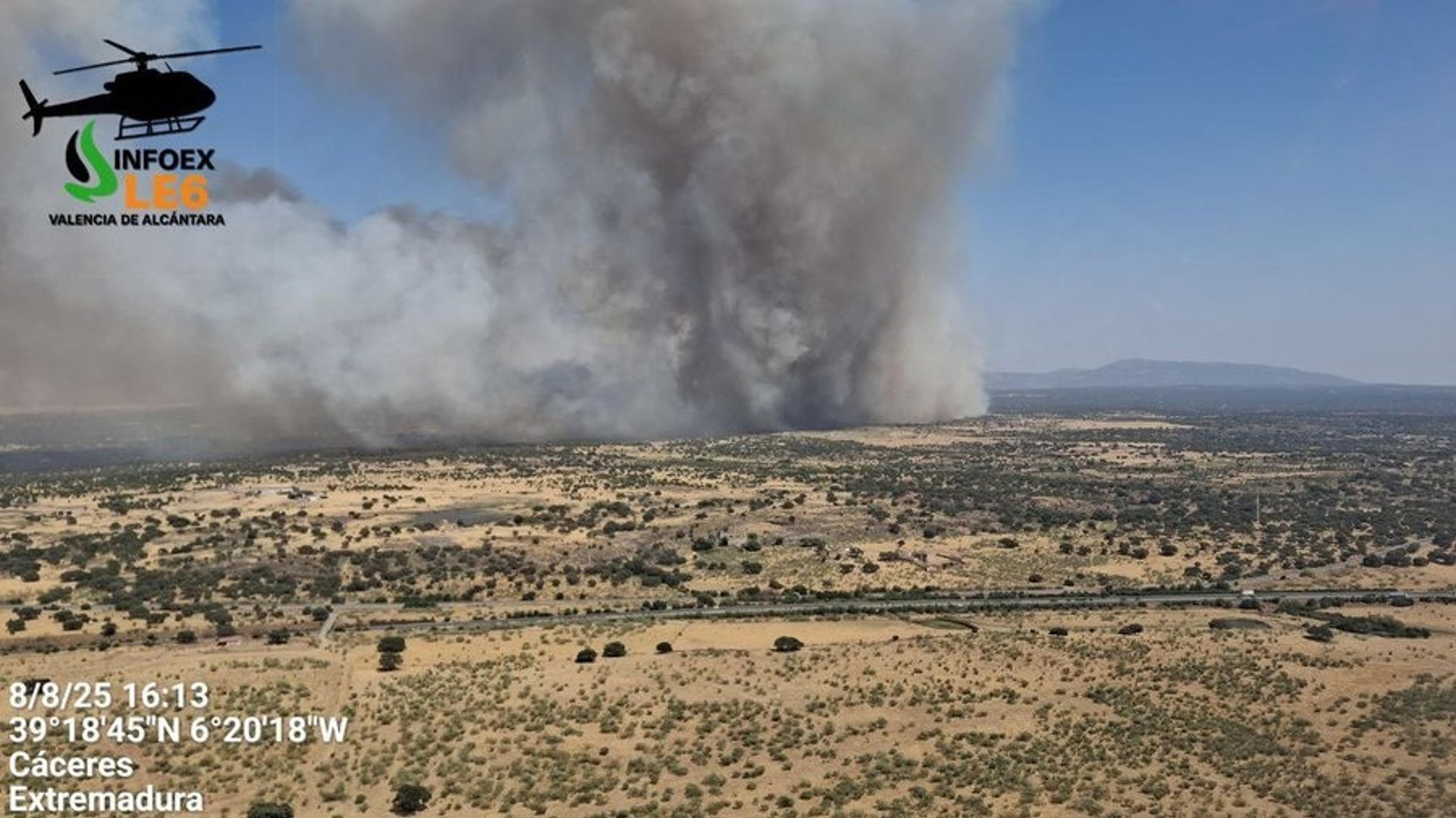 Entre 40 y 50 viviendas de campo del paraje conocido como "Las Albarranas", en el pantano de Valdesalor, han sido desalojadas como medida preventiva por la Guardia Civil ante el incendio que se ha declarado este viernes en el término municipal de Aldea del Cano, próximo a la capital cacereña. EFE/ Consejería De Gestión Forestal Y Medio Rural/SÓLO USO EDITORIAL/SÓLO DISPONIBLE PARA ILUSTRAR LA NOTICIA QUE ACOMPAÑA (CRÉDITO OBLIGATORIO)
