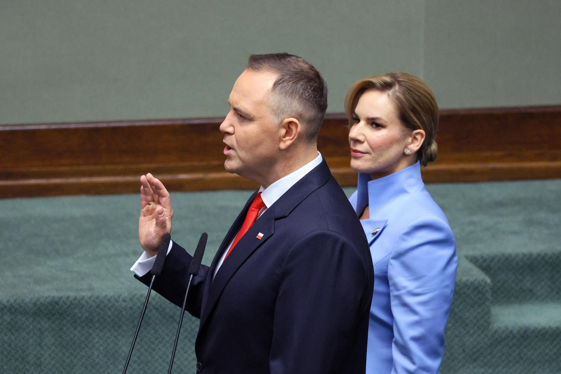 El presidente electo de Polonia, Karol Nawrocki (I), asiste a su ceremonia de juramento junto a su esposa Marta Nawrocka, ante la Asamblea Nacional en Varsovia, Polonia, 06 de agosto de 2025. (Polonia, Varsovia) 
EFE/EPA/PAWEL SUPERNAK POLAND OUT
//////////
Warsaw (Poland), 06/08/2025.- Polish President-elect Karol Nawrocki (L) attends his swearing-in ceremony next to his wife Marta Nawrocka, before the National Assembly in Warsaw, Poland, 06 August 2025. (Polonia, Varsovia) EFE/EPA/PAWEL SUPERNAK POLAND OUT
