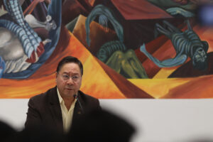 El presidente de Bolivia, Luis Arce, habla durante una rueda de prensa este jueves, en La Casa Grande del Pueblo en La Paz (Bolivia). EFE/ Luis Gandarillas