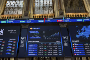 El principal índice del mercado nacional, el IBEX 35, ha cerrado este viernes a las puertas de los 15.400 puntos, concretamente en 15.396 enteros, en un nuevo máximo desde mediados de diciembre de 2007. EFE/Altea Tejido Sánchez