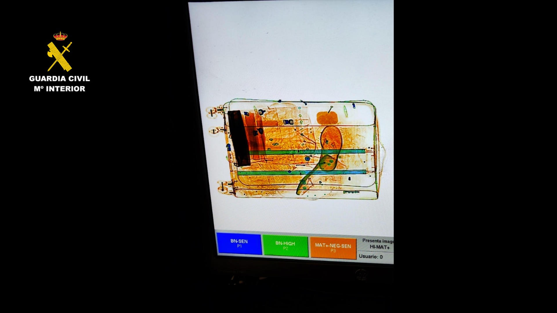 La Guardia Civil de Sevilla ha detenido en el aeropuerto de San Pablo a una persona como supuesta autora de un delito de tráfico de drogas tras la incautación de 2,5 kilos de cocaína que llevaba en su maleta. EFE/Guardia Civil //SOLO USO EDITORIAL/SOLO DISPONIBLE PARA ILUSTRAR LA NOTICIA QUE ACOMPAÑA (CRÉDITO OBLIGATORIO)