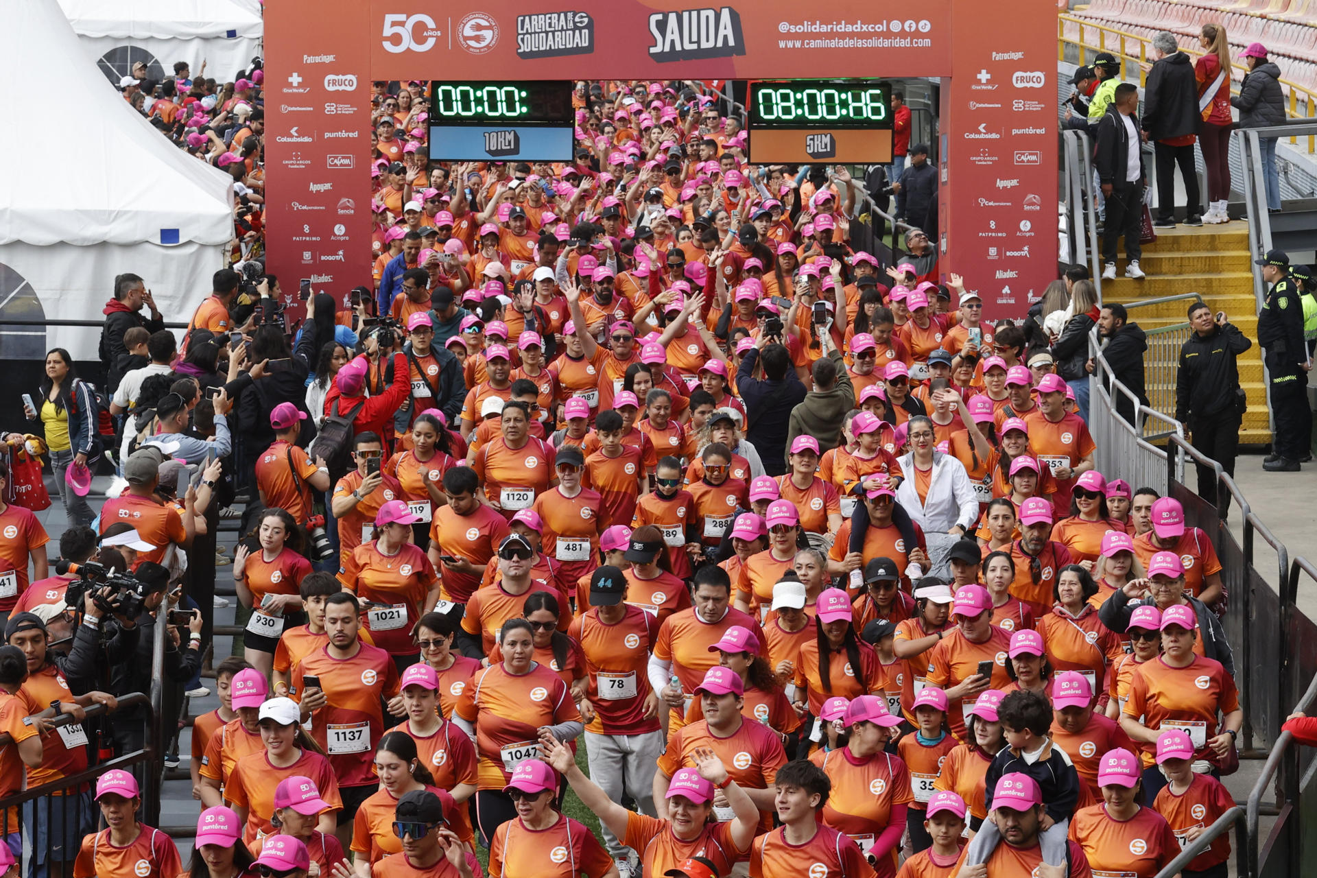 Participantes de la Caminata de Solidaridad se preparan para competir en una carrera este domingo, en Bogotá (Colombia). EFE/ Mauricio Dueñas Castañeda