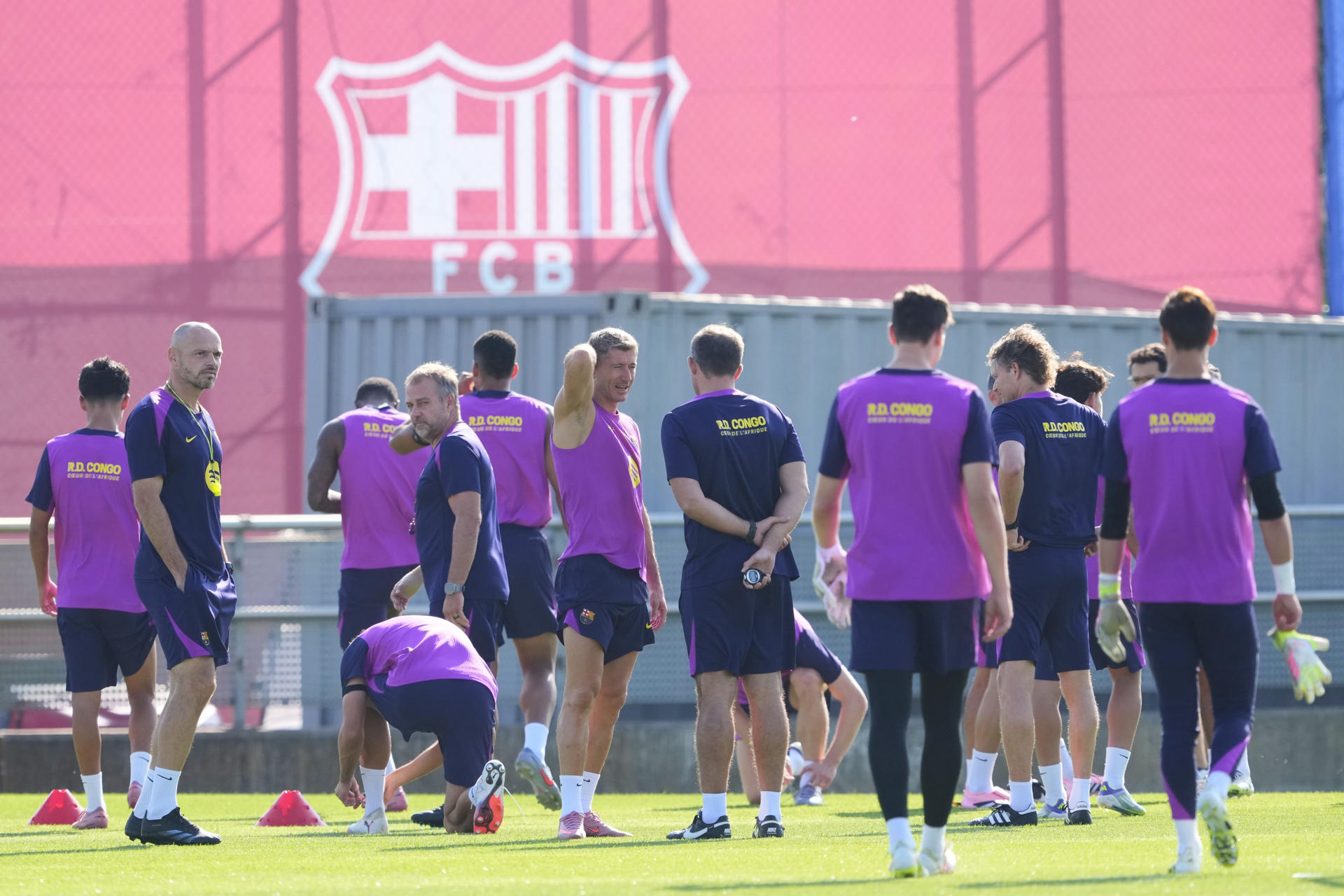El delantero polaco del FC Barcelona, Robert Lewandoski (c) con el grupo , durante el entrenamiento que realiza la plantilla barcelonista para preparar el partido de liga que disputarán mañana ante el Levante UD en el Estadi Ciutat de Valencia. EFE/ Alejandro García
