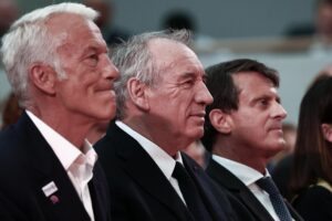 El primer ministro de Francia, Francois Bayrou (C), escucha un discurso junto al presidente de la federación de empleadores franceses Medef, Patrick Martin (L), y el ministro de Ultramar de Francia, Manuel Valls, durante la reunión La REF 2025 de empresarios franceses en el recinto de Roland-Garros en París, Francia, 28 de agosto de 2025. (Francia) EFE/EPA/THIBAUD MORITZ / POOL MAXPPP OUT