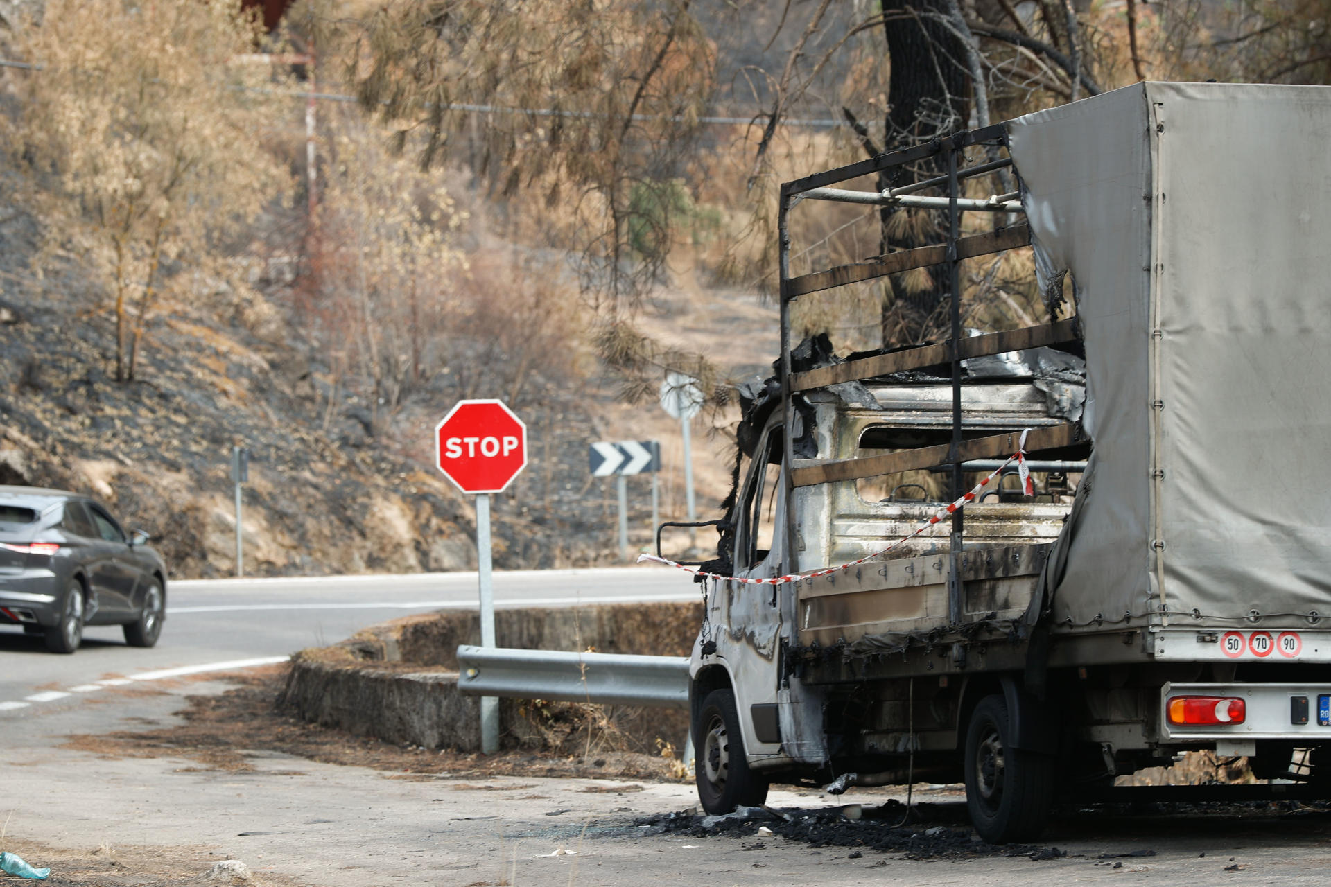 Un camión semicalcinado en una zona de descanso, este miércoles cerca del vertedero en A Rua (Ourense). EFE/ Eliseo Trigo