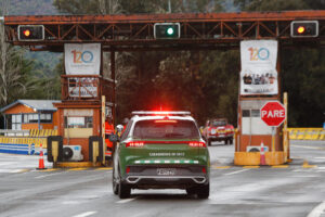 Un vehículo de los carabineros de Chile custodia el acceso a la mina El Teniente este viernes, en Rancagua (Chile). EFE/ Jorge Bustamante