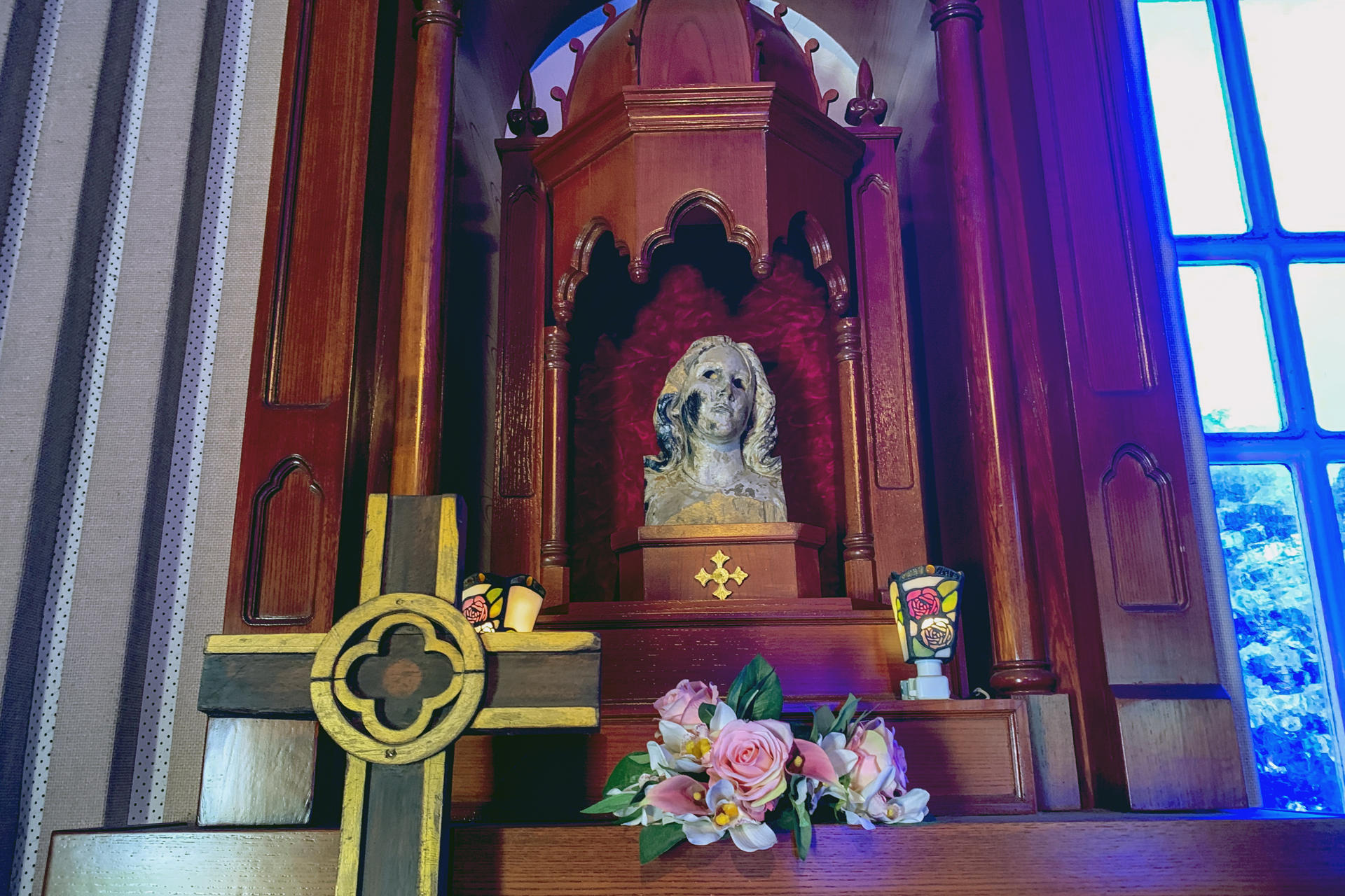 Vista del altar de la Catedral de Urakami, que quedó completamente arrasada durante el bombardeo atómico de Nagasaki en 1945, y fue reconstruida varias décadas después. Hibaku no Maria (La Virgen María bombardeada) fue hallada entre las ruinas de la Catedral de Urakami tras el bombardeo de Nagasaki. La estatua original era una talla de madera inspirada en una pintura de Murillo, de la que sólo quedó la cabeza quemada y que hoy día es considerada un símbolo de la resiliencia de la comunidad cristiana perseguida durante siglos en Japón. EFE/ Antonio Hermosín