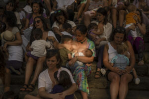 Varias mujeres dan el pecho a sus hijos, en una imagen de archivo. EFE/ Brais Lorenzo