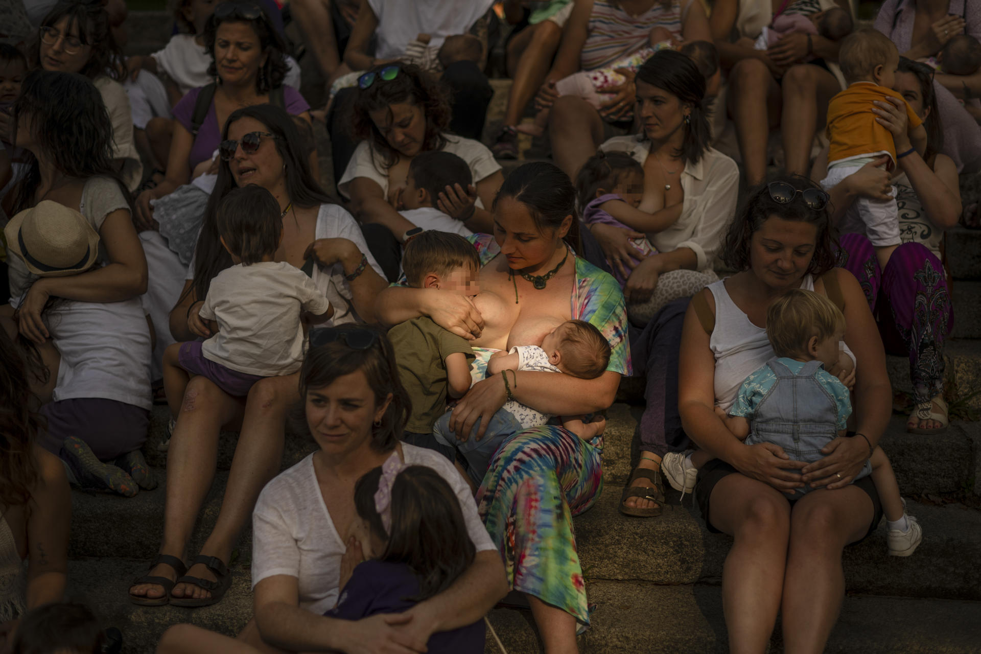 Varias mujeres dan el pecho a sus hijos, en una imagen de archivo. EFE/ Brais Lorenzo