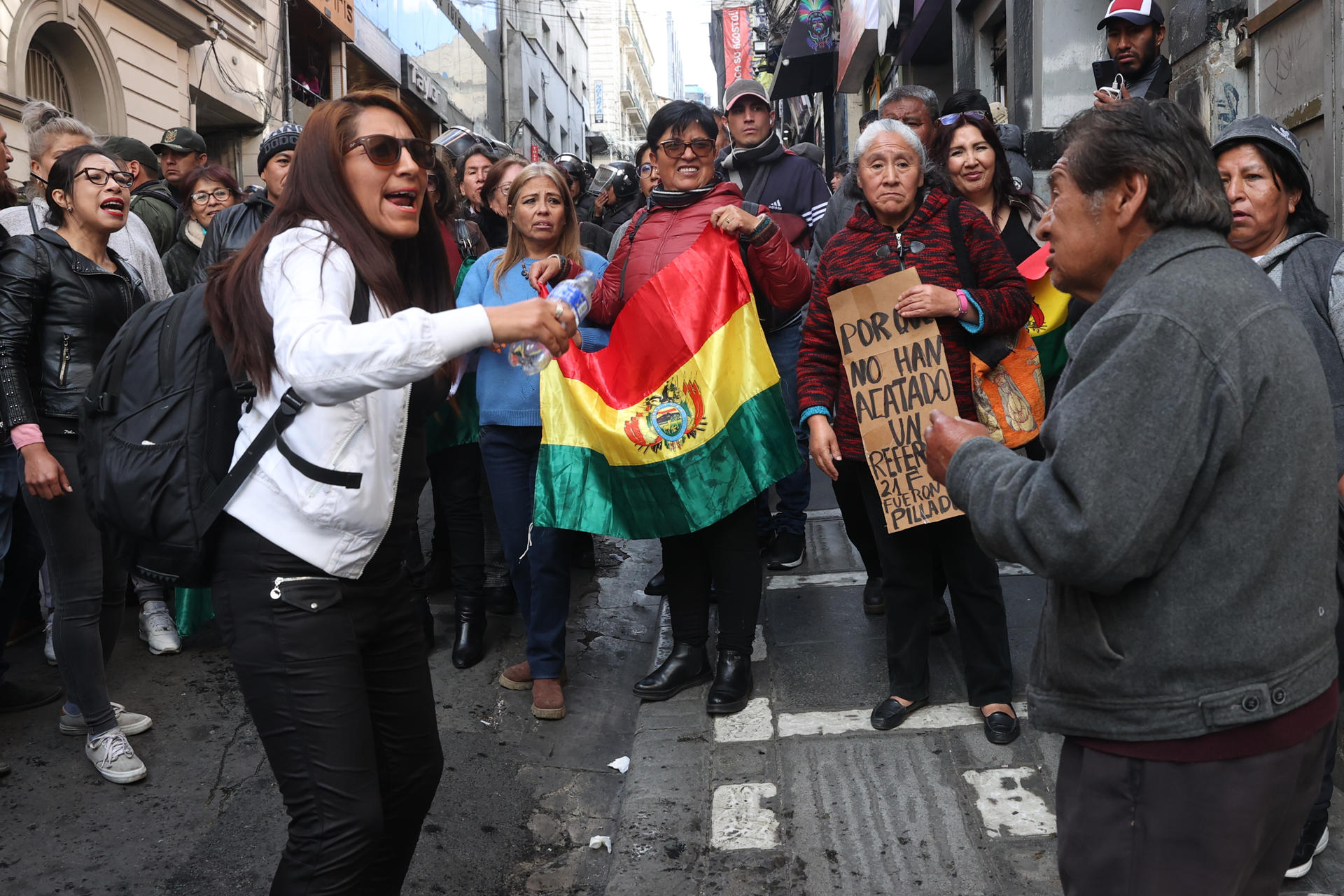 Seguidores del gobernador suspendido de Santa Cruz, Luis Fernando Camacho, al enfrentarse este martes, 26 de agosto, con opositores en inmediaciones del Tribunal Departamental de Justicia, en La Paz (Bolivia). EFE/Luis Gandarillas