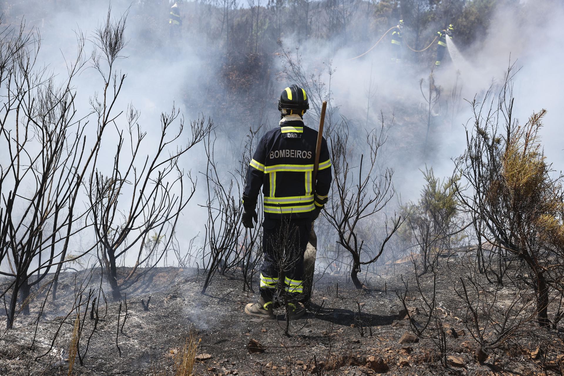 Un bombero lucha contra el fuego en Pampilhosa da Serra, Portugal. EFE/EPA/PAULO NOVAIS