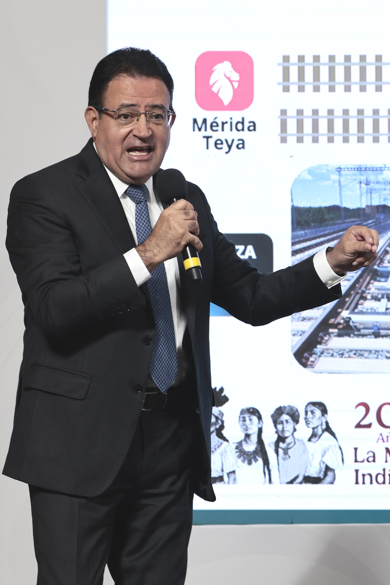 El director general del Tren Maya, Óscar David Lozano Águila, habla este miércoles durante una rueda de prensa de la Presidencia del Gobierno de México en el Palacio Nacional de la Ciudad de México (México). EFE/José Méndez
