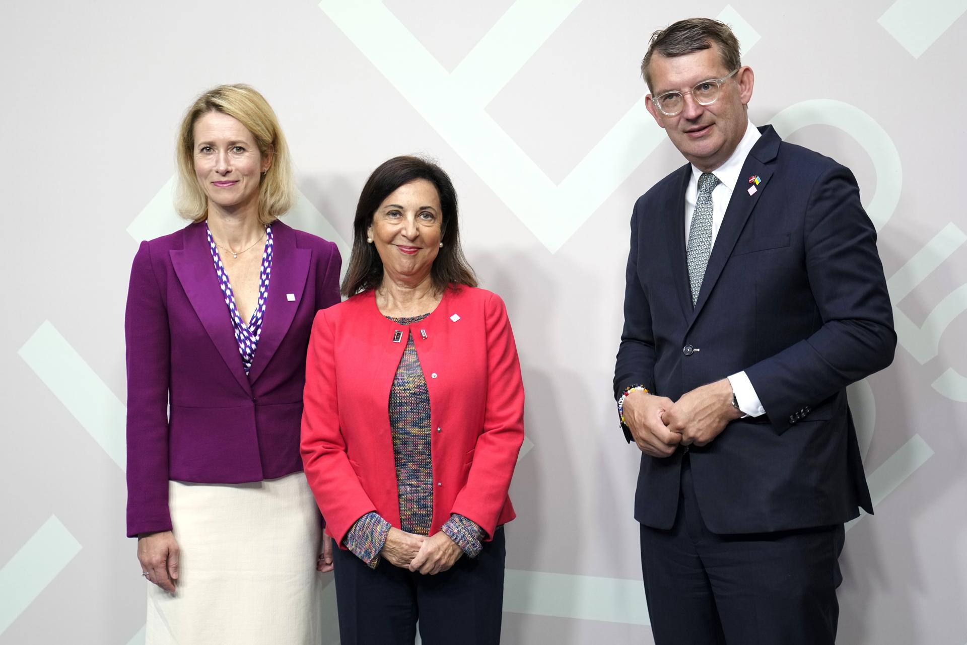 La Alta Representante de la Unión Europea para Asuntos Exteriores y Política de Seguridad, Kaja Kallas, (I) y el ministro de Defensa de Dinamarca, Troels Lund Poulsen, (D) reciben a la ministra de Defensa de España, Margarita Robles, (C) antes de la reunión informal de ministros de Defensa de la UE en Copenhague, Dinamarca, 29 de agosto de 2025. (Dinamarca, España, Copenhague) EFE/EPA/THOMAS TRAASDAHL DENMARK OUT
//////////
Copenhagen (Denmark), 29/08/2025.- EU High Representative for Foreign Affairs and Security Policy Kaja Kallas (L) and Denmark's Defense Minister Troels Lund Poulsen (R) welcome Spain's Defense Minister Margarita Robles before the informal EU defense ministers' meeting in Copenhagen, Denmark, 29 August 2025. (Dinamarca, España, Copenhague) EFE/EPA/THOMAS TRAASDAHL DENMARK OUT
