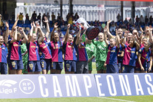 Las jugadoras del FC Barcelona celebran la conquista del pasado título de Liga. EFE/Marta Pérez