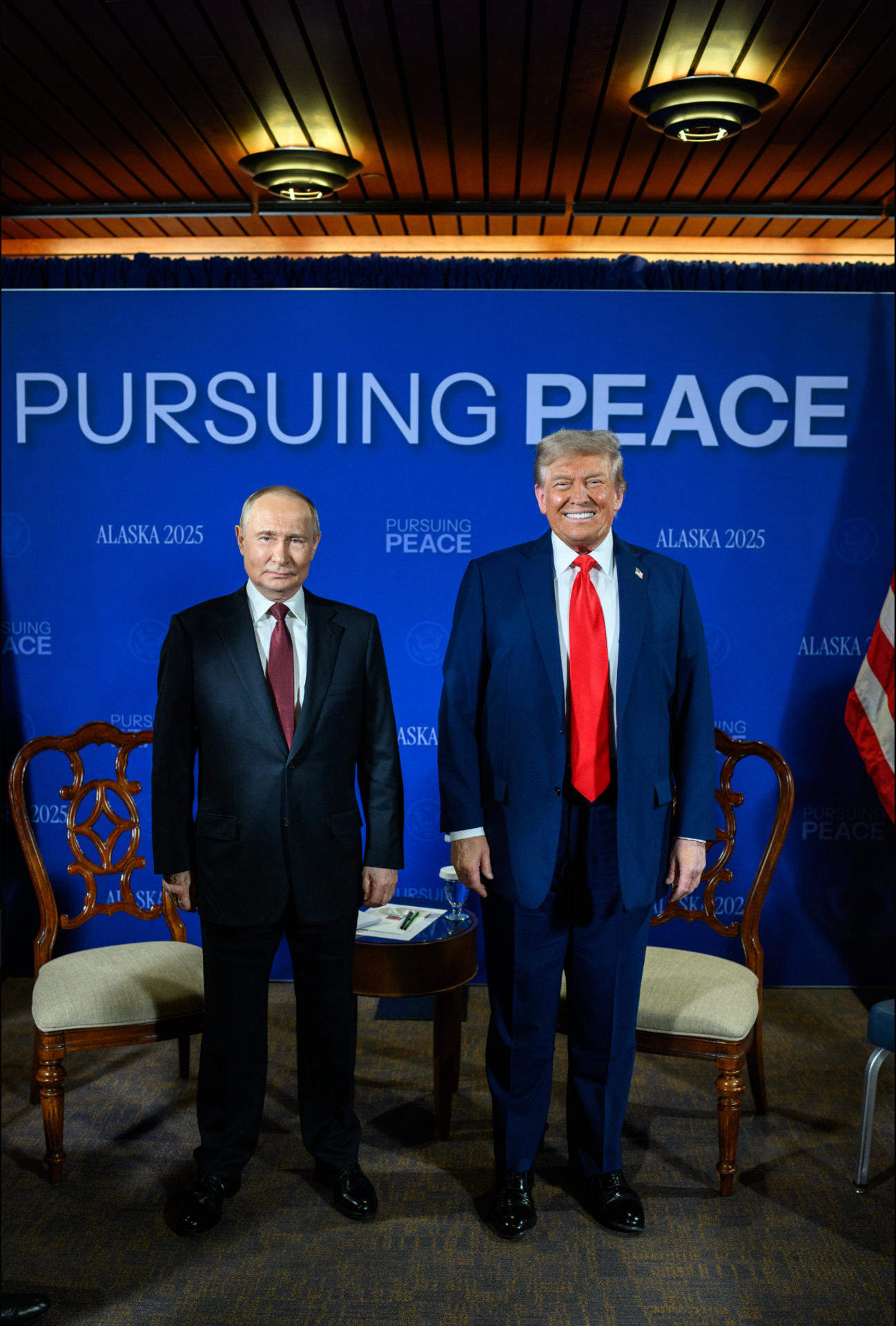 Fotografía tomada de la cuenta oficial de la red social X @WhiteHouse de la Casa Blanca de el presidente de los Estados Unidos, Donald Trump (d), junto a su homologo de Rusia, Vladímir Putin, durante una reunión este viernes, en Anchorage (Estados Unidos). EFE/ @WhiteHouse
