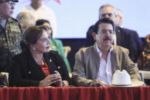 La presidenta de Honduras, Xiomara Castro, junto a su esposo, el expresidente Manuel Zelaya, en una foto de archivo. EFE/ Gustavo Amador