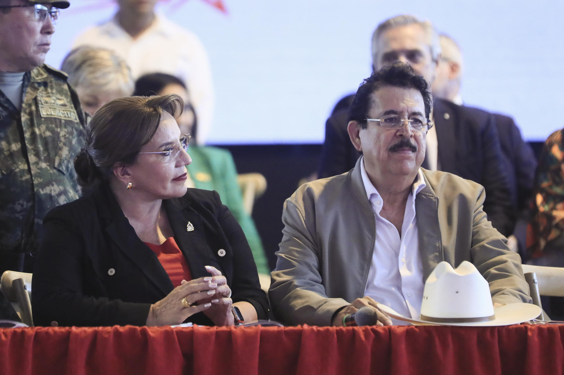 La presidenta de Honduras, Xiomara Castro, junto a su esposo, el expresidente Manuel Zelaya, en una foto de archivo. EFE/ Gustavo Amador