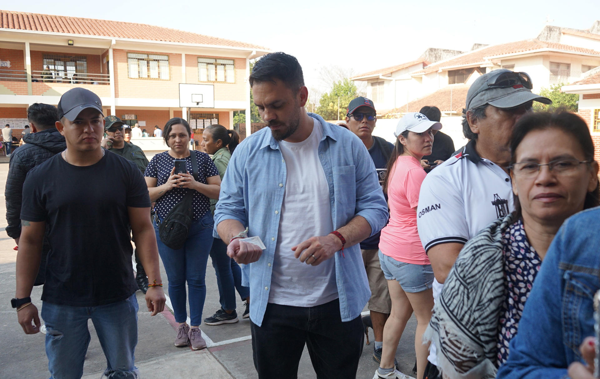 El candidato a la Presidencia de Bolivia por el gubernamental Movimiento al Socialismo (MAS), Eduardo del Castillo, llega a votar este domingo, en Santa Cruz (Bolivia). EFE/Juan Pablo Roca