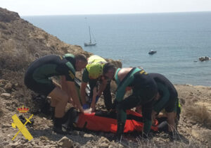 Dos personas han fallecido y otras dos han resultado heridas de gravedad tras la llegada este lunes de dos pateras (embarcaciones precarias) a las costas de Vera y Níjar (Almería, en el sur de España), según han informado a EFE fuentes próximas al caso. En ambos casos, los supervivientes han sido evacuados a centros hospitalarios, mientras que la Guardia Civil ha abierto sendas investigaciones para esclarecer las circunstancias de los hechos. EFE/Guardia Civil/SÓLO USO EDITORIAL/SÓLO DISPONIBLE PARA ILUSTRAR LA NOTICIA QUE ACOMPAÑA (CRÉDITO OBLIGATORIO)