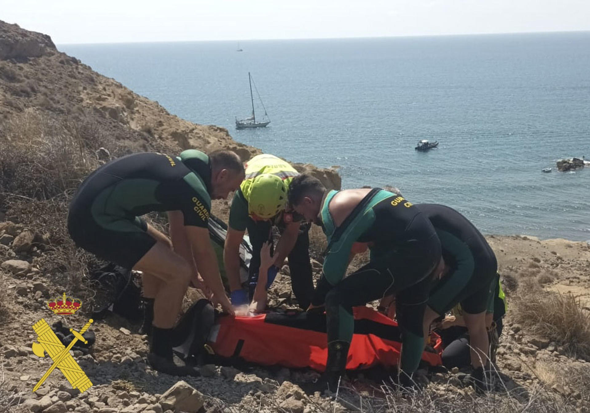 Dos personas han fallecido y otras dos han resultado heridas de gravedad tras la llegada este lunes de dos pateras (embarcaciones precarias) a las costas de Vera y Níjar (Almería, en el sur de España), según han informado a EFE fuentes próximas al caso. En ambos casos, los supervivientes han sido evacuados a centros hospitalarios, mientras que la Guardia Civil ha abierto sendas investigaciones para esclarecer las circunstancias de los hechos. EFE/Guardia Civil/SÓLO USO EDITORIAL/SÓLO DISPONIBLE PARA ILUSTRAR LA NOTICIA QUE ACOMPAÑA (CRÉDITO OBLIGATORIO)