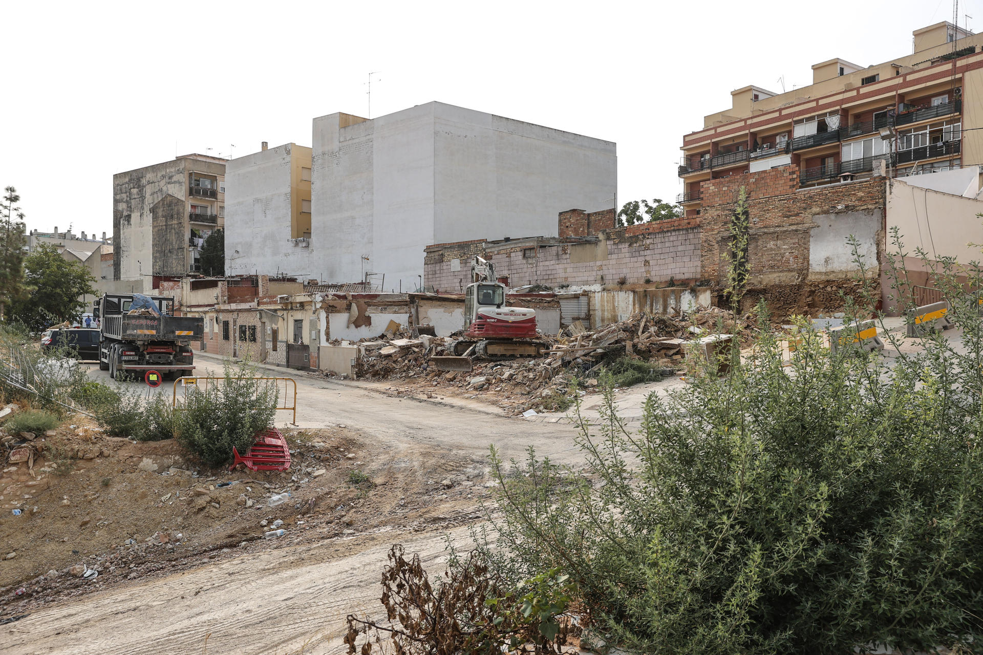 TORRENT (VALENCIA), 20/08/2025.- El Ayuntamiento valenciano de Torrent, uno de los más afectados por la dana, prosigue este miércoles con el derribo urgente de 45 inmuebles gravemente afectados por la riada del 29 de octubre, en un operativo especial en edificios ubicados en las proximidades de los barrancos que presentan riesgo de ruina inminente o han quedado parcialmente destruidos por las inundaciones. EFE/Manuel Bruque
