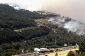 La autovía A-52 se encuentra cerrada al tráfico entre los kilómetros 124 y 132, en ambos sentidos, por el humo procedente del incendio de A Mezquita, en Ourense. EFE/Mariam A. Montesinos