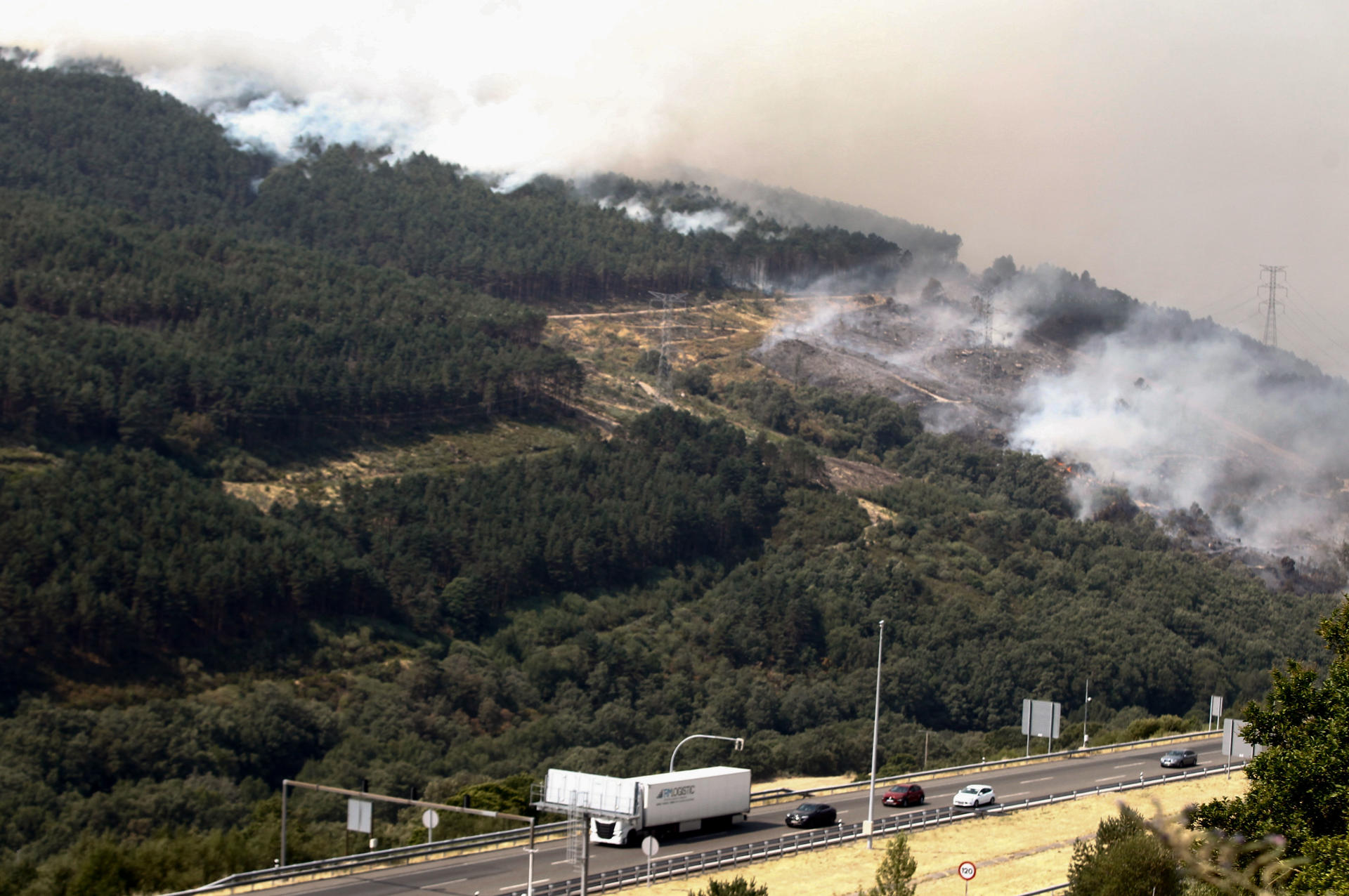 La autovía A-52 se encuentra cerrada al tráfico entre los kilómetros 124 y 132, en ambos sentidos, por el humo procedente del incendio de A Mezquita, en Ourense. EFE/Mariam A. Montesinos