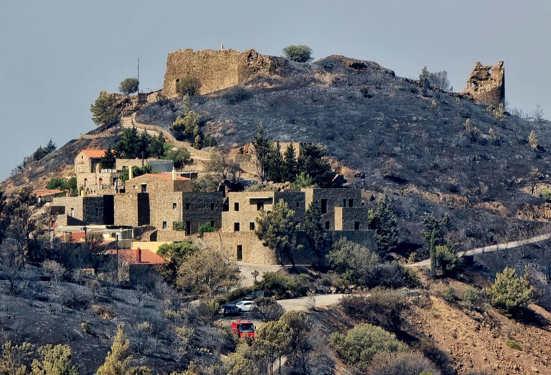 Imagen de daños causados por el fuego en la isla de Quíos. EFE/EPA/KOSTAS KOURGIAS