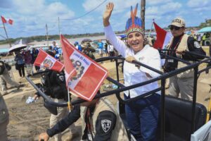 Fotografía cedida por la Presidencia de Perú que muestra a su mandataria, Dina Boluarte, durante una visita este viernes en Santa Rosa de Loreto (Perú). EFE/ Presidencia de Perú