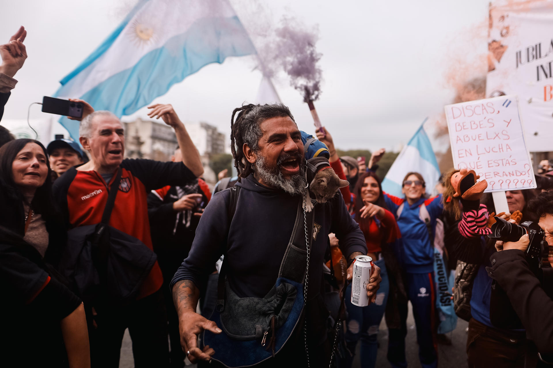 Personas participan en una protesta de jubilados este miércoles, en Buenos Aires (Argentina). EFE/ Juan Ignacio Roncoroni
