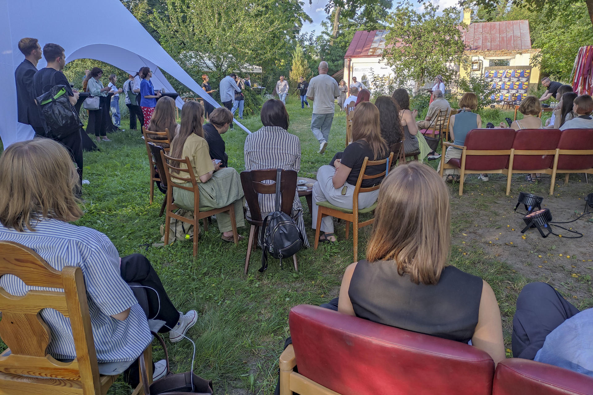 Vista de un acto celebrado en Casa Pako, el espacio cultural que recuerda en la ciudad ucraniana de Lutsk al escritor, poeta, cantante y traductor ucraniano de literatura en español Yurko Pokalchuk, conocido como Pako.
EFE/Marcel Gascón
