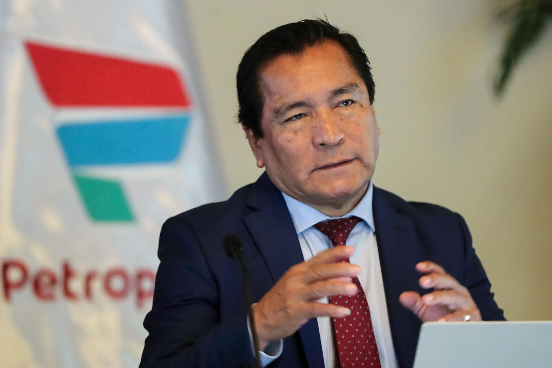 El presidente del directorio de Petroperú, Alejandro Narváez, habla durante una rueda de prensa este jueves, en Lima (Perú). EFE/ Paolo Aguilar
