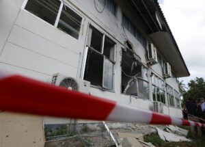 Fotografía de archivo de un edificio en Tailandia dañado durante los enfrentamientos entre los Ejércitos tailandés y camboyano. 
EFE/EPA/NARONG SANGNAK