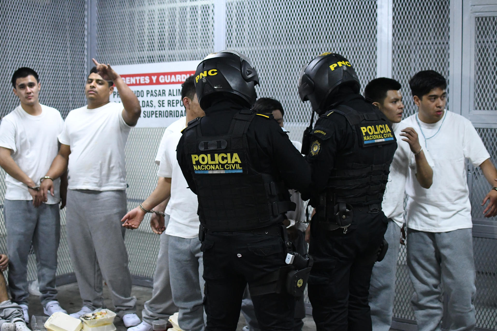 Integrantes de la Policía Nacional Civil de Guatemala custodian personas detenidas en la Torre de Tribunales este 25 de agosto de 2025, en Ciudad de Guatemala (Guatemala). EFE/ Alex Cruz