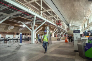 Fotografía del 02 de agosto de 2025 que muestra una persona caminando en las obras del aeropuerto Internacional de Belém (Brasil). EFE/ Marx Vasconcelos