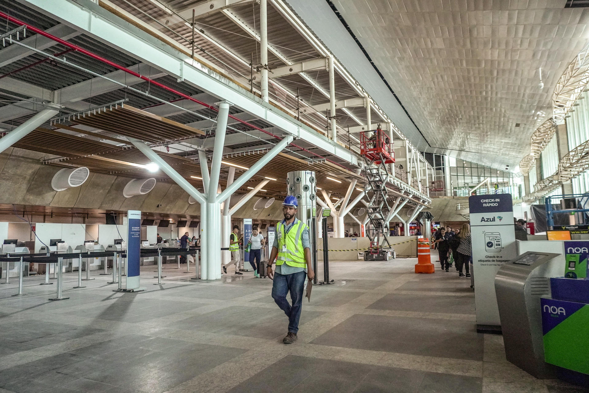 Fotografía del 02 de agosto de 2025 que muestra una persona caminando en las obras del aeropuerto Internacional de Belém (Brasil). EFE/ Marx Vasconcelos