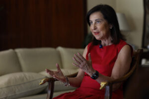 La ministra de Defensa, Margarita Robles, en una entrevista con EFE, ha asegurado este martes que la Unidad Militar de Emergencias (UME) se prepara durante todo el año para afrontar los incendios forestales, mientras que en el caso de las comunidades autónomas, "cada una será la que tenga que decir si estaba preparada o no". EFE/Chema Moya