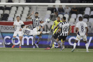 Fernando Cornejo (c) de LDU Quito patea el balón durante un partido de octavos de final de la Copa Libertadores. EFE/ Andre Coelho